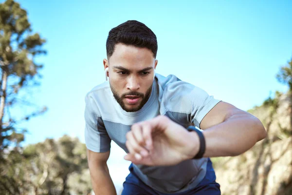 Fitness Horloge Man Outdoor Voor Een Run Workout Met Oortjes — Stockfoto