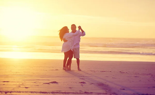Любовь Смех Полнометражный Снимок Любящей Зрелой Пары Танцующей Пляже Закате — стоковое фото