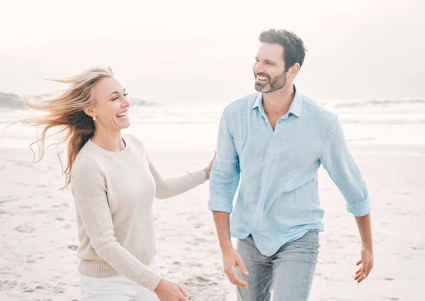 커플은 기념일 주말에 해변에서 웃는다 남자와 여자는 바다에 행복을 — 스톡 사진