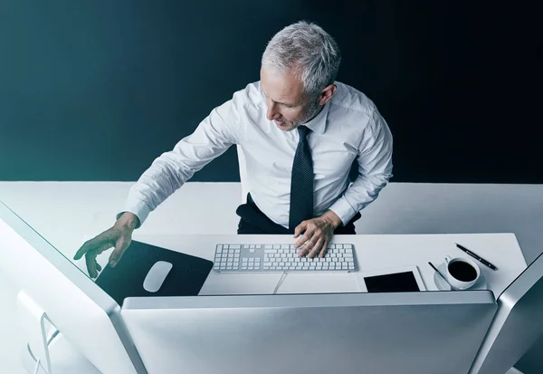 Цифровые Связи Корпоративном Мире Высокоуровневый Снимок Бизнесмена Работающего Компьютером Офисе — стоковое фото
