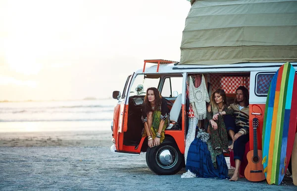 Zeit Für Einen Strandurlaub Eine Gruppe Junger Freunde Hält Während — Stockfoto