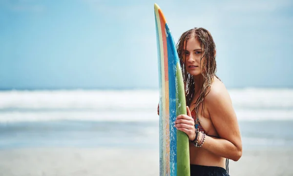 Dalgaları Yakalayıp Parçalama Zamanı Plajda Elinde Sörf Tahtasıyla Duran Çekici — Stok fotoğraf