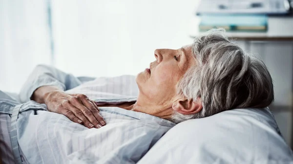她在康复中 躺在病床上的一位体弱多病的老年妇女 — 图库照片