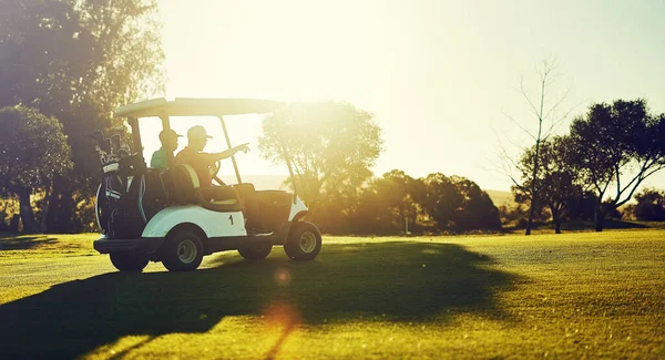 Golf Oynamaya Gitti Golf Sahasında Bir Arabaya Binen Iki Golfçü — Stok fotoğraf