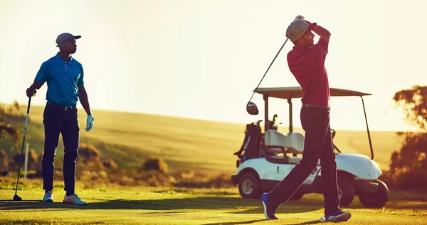 Joue Comme Champion Deux Amis Jouant Une Partie Golf Sur — Photo