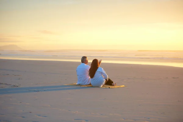 それを行う必要があります方法 成熟したカップルがビーチでリラックスし — ストック写真