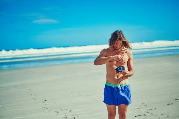 Przyszłam Zobaczyłam Zrobiłam Zdjęcia Młody Człowiek Spędzający Dzień Plaży — Zdjęcie stockowe