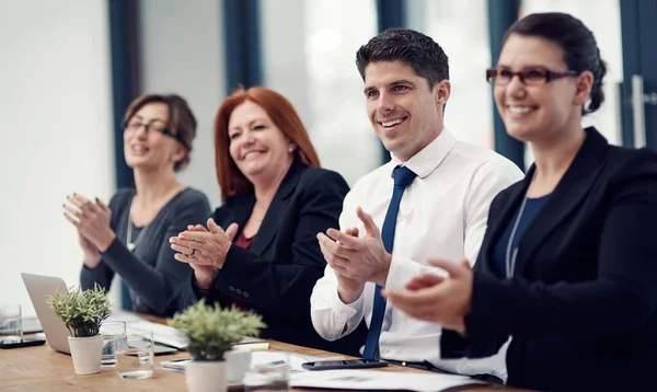 Trabajo Brillante Grupo Empresarios Aplaudiendo Mientras Están Sentados Una Sala — Foto de Stock