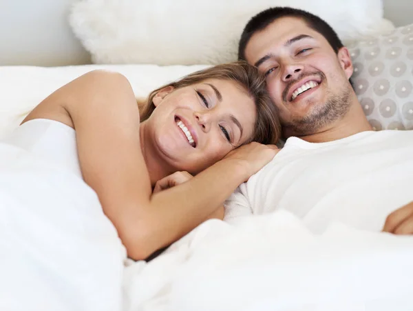 Birlikte Uyanmanın Tadını Çıkarıyoruz Yatakta Birlikte Uzanan Gülümseyen Genç Çift — Stok fotoğraf