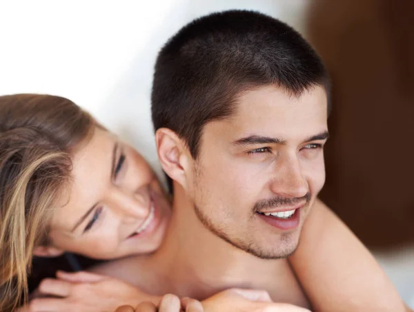 Projevuje Svou Lásku Náklonnost Atraktivní Mladá Žena Objímající Svého Partnera — Stock fotografie