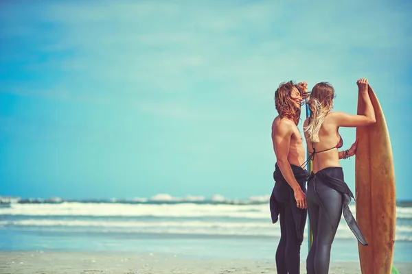 对你来说 正确的浪就在外面 一对年轻夫妇在外面冲浪 — 图库照片