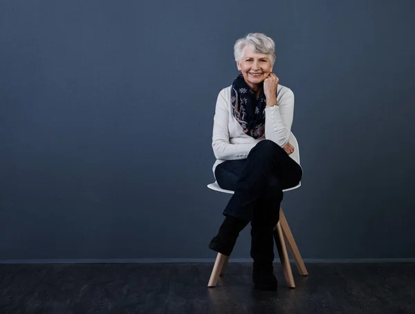 Haciendo Mejor Del Día Estudio Una Alegre Anciana Sentada Con —  Fotos de Stock