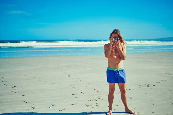 Toma Las Fotos Joven Que Pasa Día Playa — Foto de Stock