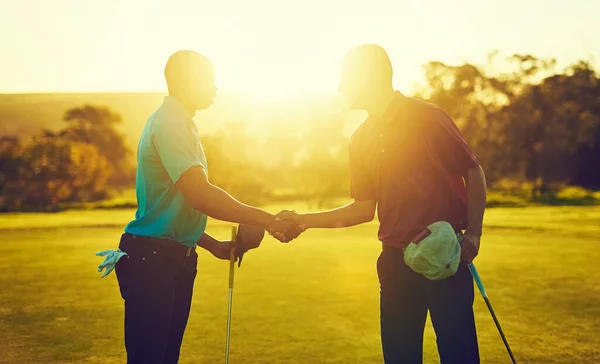祝好运 两个高尔夫球手在高尔夫球场上握手 — 图库照片