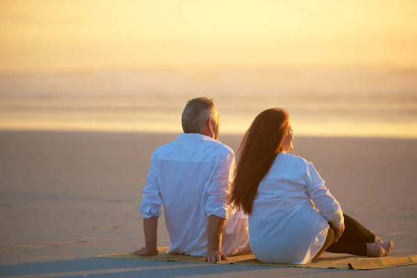 该休息和放松一下了 一对成熟的夫妇一起在海滩上放松 — 图库照片