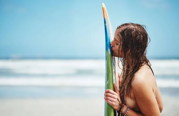 Dalgaları Yakalama Zamanı Sahilde Durmuş Sörf Tahtasını Öpen Çekici Bir — Stok fotoğraf