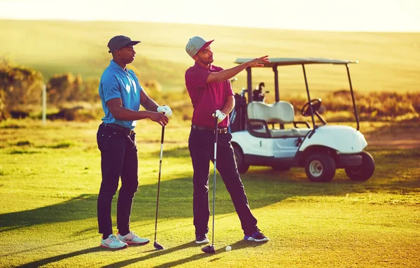 打高尔夫时 生活是美好的 两个朋友在高尔夫球场上打高尔夫 — 图库照片