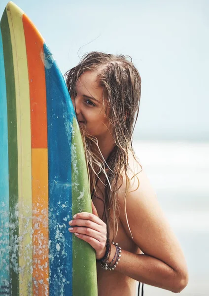 Dalgaları Yakalama Zamanı Sörf Tahtasıyla Sahilde Duran Çekici Genç Bir — Stok fotoğraf