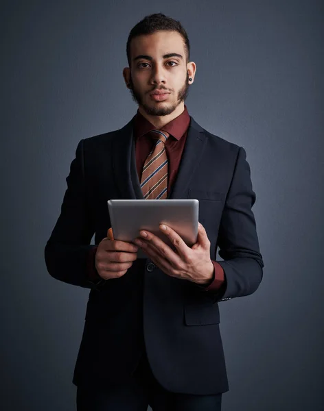 Tylko Odrobina Technologii Studio Portret Stylowego Młodego Biznesmena Korzystającego Tabletu — Zdjęcie stockowe