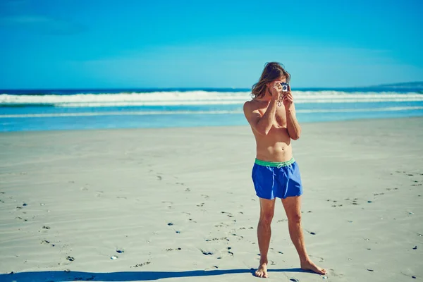 Jest Tak Dużo Piękna Młody Człowiek Spędzający Dzień Plaży — Zdjęcie stockowe