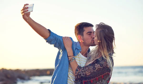 Selfies Für Das Sommeralbum Ein Glückliches Junges Paar Macht Selfies — Stockfoto