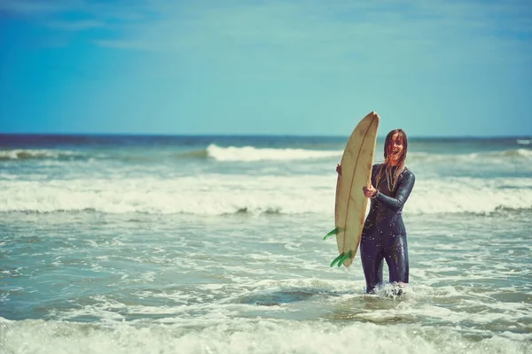 Szörfözés Boldogságom Definíciója Egy Gyönyörű Fiatal Szörfözni Megy Strandra — Stock Fotó