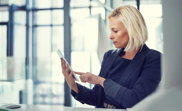 Aplicativo Para Cada Necessidade Negócios Uma Mulher Negócios Usando Tablet — Fotografia de Stock