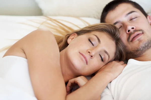 Gemeinsam Träumen Attraktives Junges Paar Schläft Schnell Zusammen Bett — Stockfoto
