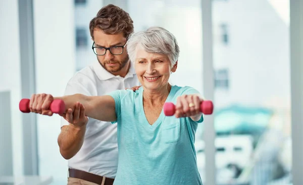 Sehr Stark Eine Seniorin Arbeitet Mit Einem Männlichen Physiotherapeuten Ihrer — Stockfoto