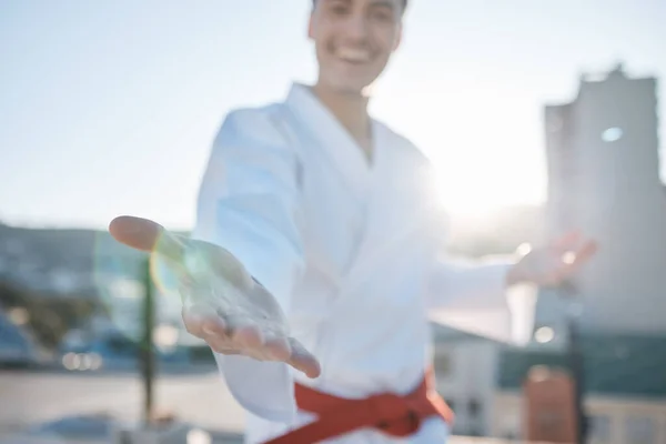 Karate Ruka Boj Sportovcem Trénink Městě Rozmazaném Pozadí Cvičení Gesto — Stock fotografie