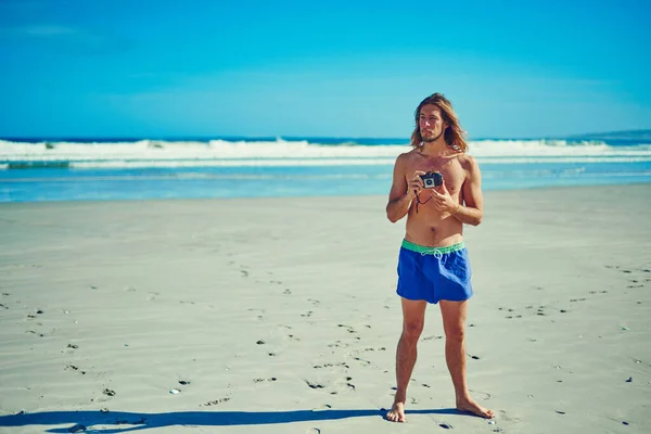 Jestem Takim Miłośnikiem Morza Młody Człowiek Spędzający Dzień Plaży — Zdjęcie stockowe