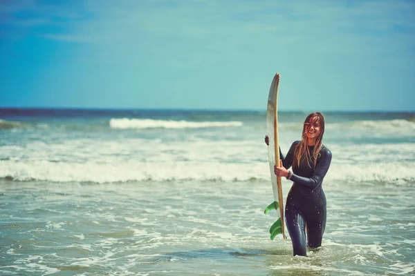 Pro Štěstí Přidejte Vodu Vlny Krásná Mladá Žena Jít Surfování — Stock fotografie