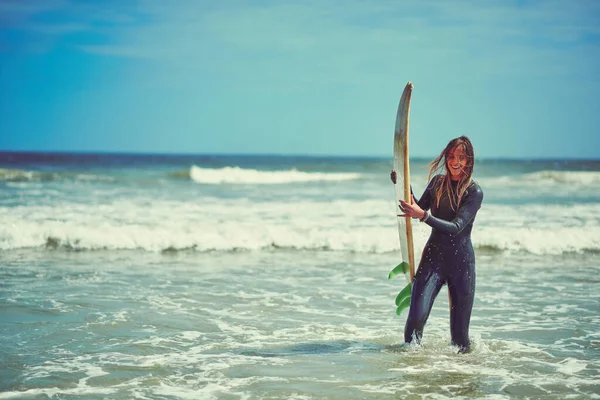 Ничего Лучше Серфинга Красивая Молодая Женщина Собирающаяся Заняться Серфингом Пляже — стоковое фото