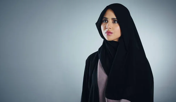 每一个想法都能创造你的未来 一个有着灰色背景的年轻穆斯林女商人的演播室照片 — 图库照片