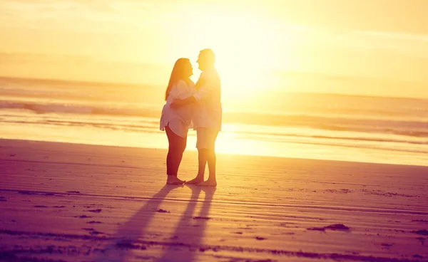 Наслаждаясь Жизнью Полнометражный Снимок Любящей Зрелой Пары Танцующей Пляже Закате — стоковое фото