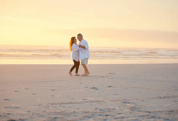 他们仍然像第一天相遇时一样跳舞 一对成熟的夫妇在海滩上跳舞 — 图库照片
