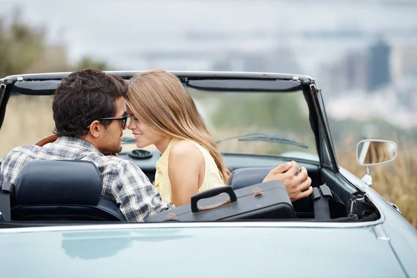 Getting Close Attractive Young Couple Convertible While Roadtrip — Stock Photo, Image