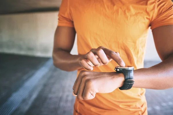 Znajdź Więcej Czasu Dla Zdrowia Mężczyzna Patrzący Zegarek Podczas Treningu — Zdjęcie stockowe