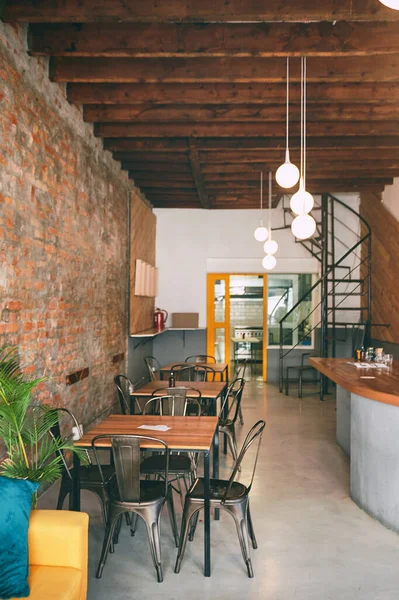 Duduk Dan Bersiaplah Untuk Dirapikan Meja Dan Kursi Kafe Kosong — Stok Foto
