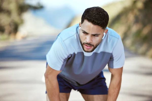 Fitness Vermoeide Man Outdoor Met Oortelefoon Voor Hardlopen Workout Uitgeputte — Stockfoto