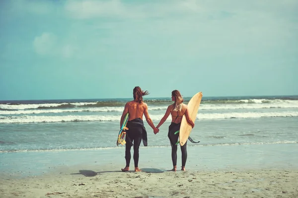 Cele Związkowe Młoda Para Spacerująca Plaży Deskami Surfingowymi — Zdjęcie stockowe