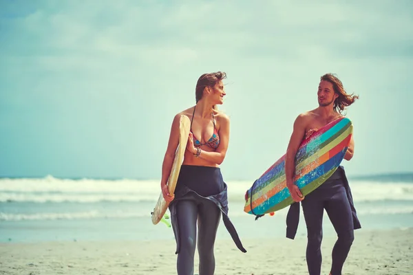 Casais Que Surfam Juntos Ficam Juntos Jovem Casal Caminhando Praia — Fotografia de Stock