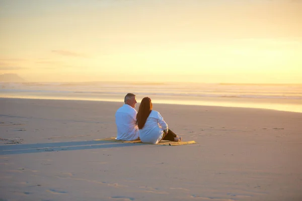 休息一下 一对成熟的夫妇一起在海滩上放松一下 — 图库照片