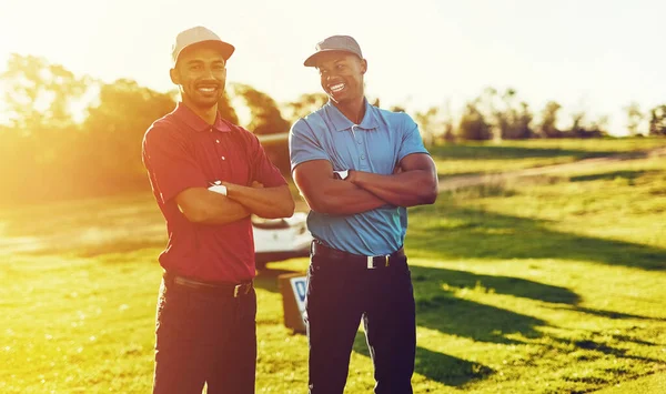 我们得到了我们每天的铁剂量 两个朋友一起站在高尔夫球场上 — 图库照片