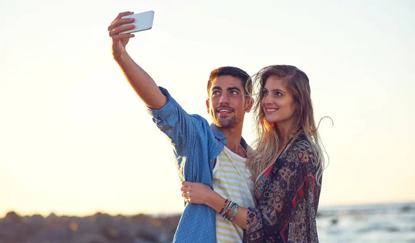 Sonríe Los Soles Una Feliz Pareja Joven Tomando Selfies Playa —  Fotos de Stock