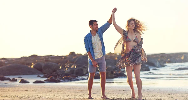 Лето Время Танцев Время Романтики Счастливая Молодая Пара Танцует Пляже — стоковое фото