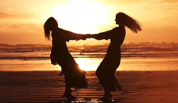 Volný Jako Vítr Dvě Mladé Ženy Tráví Den Pláži Při — Stock fotografie