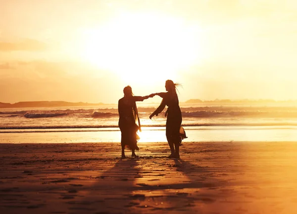 野生の夢に向かって走りなさい 2人の若い女性が日没時にビーチで過ごし — ストック写真
