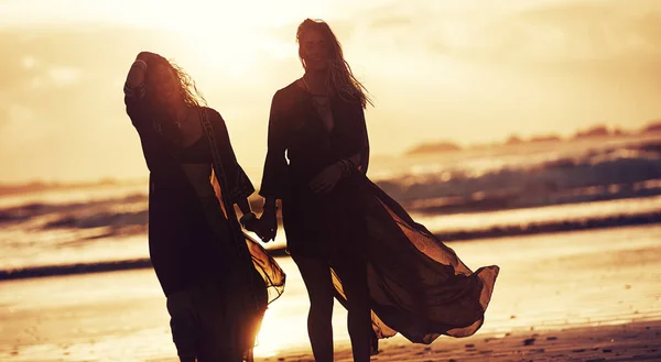 Siempre Trae Propio Sol Dos Mujeres Jóvenes Pasando Día Playa —  Fotos de Stock