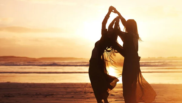 生命と自由にそして愛情を込めて流れる 2人の若い女性が日没時にビーチで過ごし — ストック写真